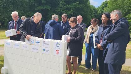 De gauche à droite : Jean-Claude Leroy, président du conseil départemental, Gervais Martel et Isabelle Ruckebusch posent chacun une première pierre. 