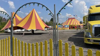 Le cirque est installé sur le parking de l’ancienne gare d’Aire-sur-la-Lys.