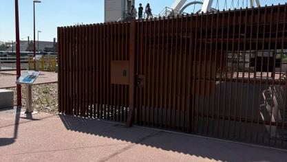 L’abri vélo est situé en bas de la passerelle côté boulevard abbé-Lemire.
