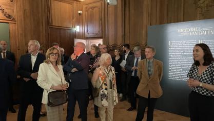 Cécile Laffon (à droite) a réalisé une première visite privée avant l’inauguration de l’exposition.