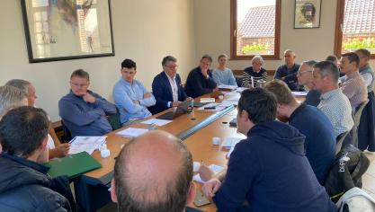 Le maire, Olivier Levreay, entouré des représentants des entreprises en charge du chantier.