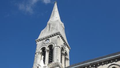 Le clocher est entouré d’un filet depuis près d’un an pour éviter de nouvelles chutes de pierres.
