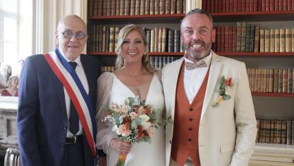 Les mariés aux côtés du maire.