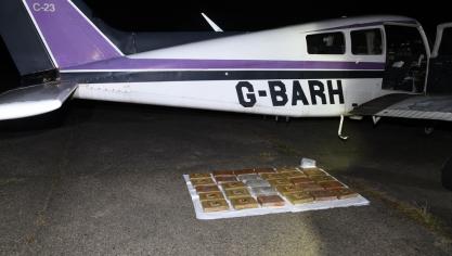 Deux Britanniques ont été arrêtés dans un aérodrome au nord de Londres avec 30 kilos de cocaïne. L’avion avait fait une escale à l’aérodrome de Calais-Marck.