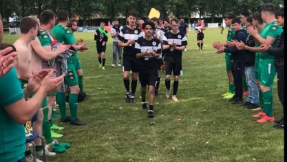 Une très sympathique « haie d’honneur » a été faite par les joueurs de Tournehem, saluant l’excellent parcours de leurs visiteurs.