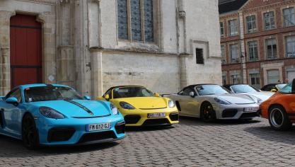 Les Porsche ont attiré beaucoup de promeneurs.