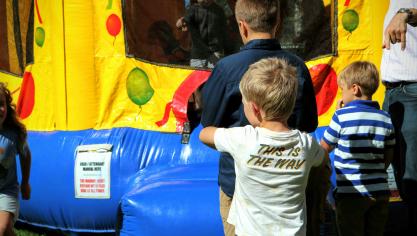 Stars des goûters d’anniversaire, des kermesses ou encore présentes dans de nombreuses aires de jeux et fêtes foraines, les structures gonflables sont particulièrement appréciées par les enfants