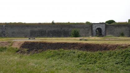 Le feu a brûlé une partie d’une des buttes du fort Nieulay, côté porte de Calais.
