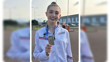 Salomé Lozano-Léon, formée à Calais GRS, pose fièrement avec la médaille d’argent remportée avec l’équipe de France aux championnats d’Europe de gymnastique rythmique à Tallinn.