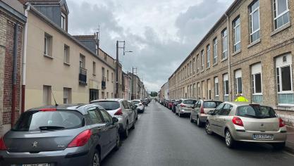 À gauche comme à droite, les voitures stationnent des deux côtés de la rue.