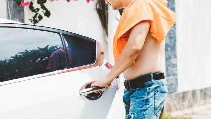 Aucun article du Code de la route n’interdit explicitement de conduire torse nu