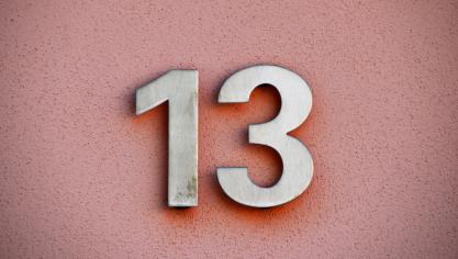 Les superstitions, comme celles du vendredi 13, servent en effet à nous rassurer face à un monde imprévisible. Elles offrent des repères symboliques
