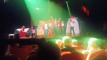 Les jeunes comédiens du club théâtre du collège de la Morinie