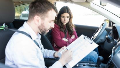 Depuis le 1er janvier 2024, les jeunes peuvent passer le permis de conduire dès 17 ans en France, que ce soit en formule classique ou en conduite accompagnée