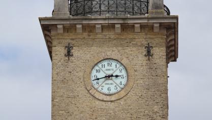 Trois des quatre horloges en haut du beffroi fonctionnent toujours à Gravelines.