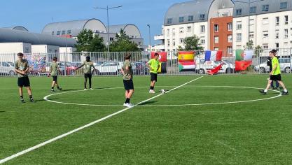 Les équipes s’affrontent sur le terrain synthétique du stade Stecy Suisse.