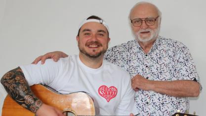 Alain Dewaele (à droite) et son petit-fils, Mathieu Petit, seront en concert à Wimereux le 21 juin pour y chanter La Digue de Wimereux.