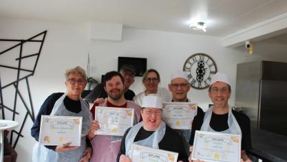Résidents du foyer « Les Tilleuls » avec leurs diplômes du projet solidaire avec La Pelle à Pizza.