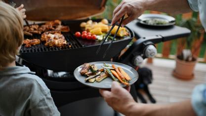 Quand il fait chaud, le premier réflexe, c’est d’aller dévaliser le rayon boucherie (ou légumes !) du supermarché et inviter famille et amis autour d’un barbecue
