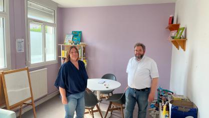 Aline Denolf, responsable du Point d’Union Familiale (PUF) à Calais, aux côtés du président Stavros Stavrakis.