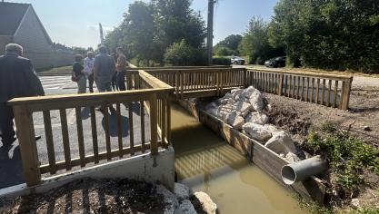 La nouvelle passerelle située à la place de l’ancien pont entre le Rossignol et le chemin de Clairmarais.