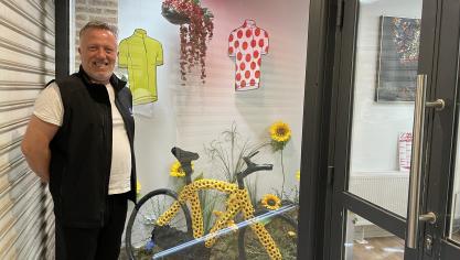 Thierry Lecoeur s’est inspiré des décorations de la ville pour réaliser celle de la vitrine, rue de Saint-Omer.