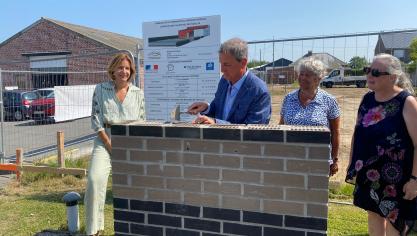 La toute première pierre de l’espace 1,2,3 famille a été posée à Audruicq.