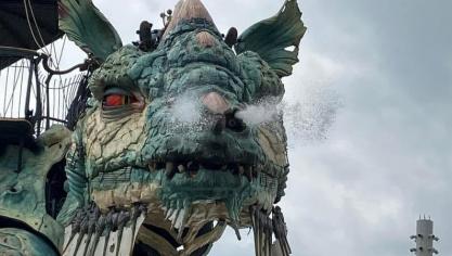 Le Dragon vous attend sur le front de mer pour une balade, un concert ou une animation contée.