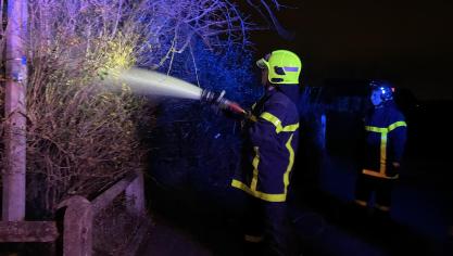 Les pompiers avaient éteint le feu de la haie qui commençait à se propager à la toiture.