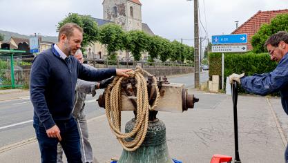Après avoir été retirée la cloche a été emmenée dans la salle communale.
