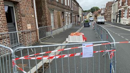 Le périmètre de sécurité est maintenu le temps des travaux et l’accès aux logements situés à proximité, les 154 et 156 rue Casimir-Beugnet, est interdit par arrêté municipal.