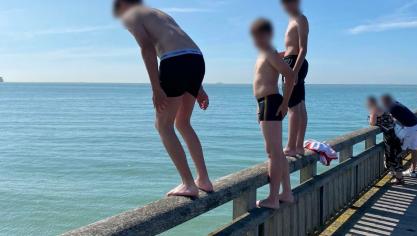 Dimanche 29 juin, une photo diffusée sur Facebook montre des enfants en train de sauter depuis la jetée de Calais, un endroit non surveillé et dangereux.
