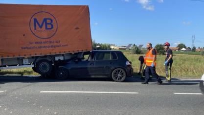 L’avant de la voiture s’est retrouvé coincé sous le poids lourd.