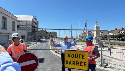 Le maire Jean-Luc Dubaële a aidé les ouvriers à déplacer les barrières.