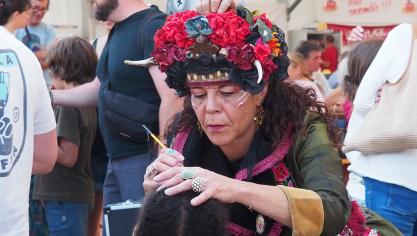 Les P’tites Goules mêlent chant et maquillage au festival de Loon-Plage.