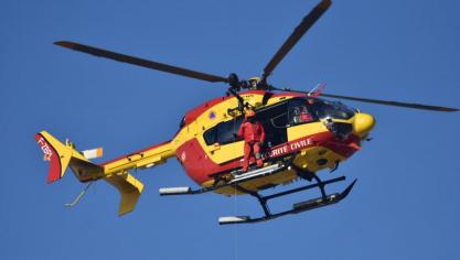 Deux pompiers ont été hélitreuillés sur place pour repérer puis extraire le randonneur.