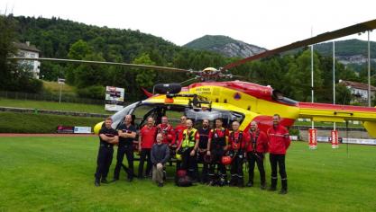 Rémi entouré des secouristes qui l’ont sauvé dans le Jura.