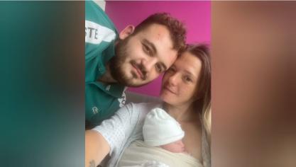 Élise, née sur le bord de l’A16, dans les bras de ses parents Jean-Edouard et Amandine.