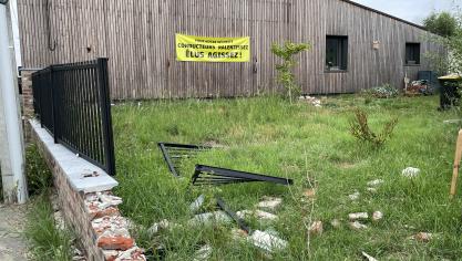 Le muret et la barrière de la maison ont été détruits lors de l’accident en juin dernier.
