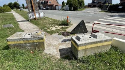 Pour protéger le jardin et la maison touchée, la mairie a posé provisoirement deux gros blocs de béton.