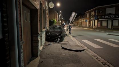 La voiture a fini sa course contre les maisons de la rue.
