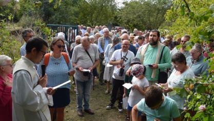 Arrivée en procession, la foule rassemblée devant la grotte