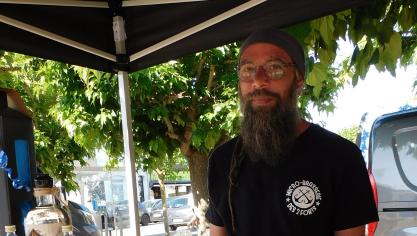 Après celui de Blériot-plage, Laurent Depecker, médaillé d’or, fait escale au marché de Sangatte