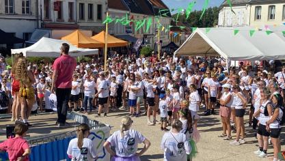 Les 350 participants se sont rassemblés face au podium.