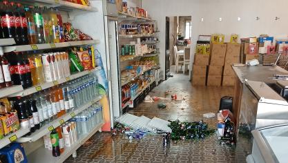 L’épicerie a été mise sens dessus dessous par les agresseurs.