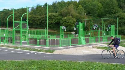 Un accès a été aménagé et matérialisé par un fléchage qui mène à l’équipement.