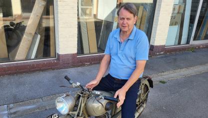 Hugues Laforge chevauche une moto récemment remontée, datant toute juste de l’après-guerre.