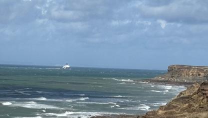 Le bateau est visible de nos côtes.