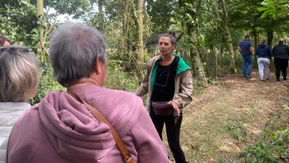 Béatrice Baldys créatrice de la Compagnie des petites Boîtes accueillait les visiteurs au départ de la marche.