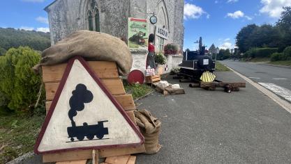 Une petite gare factice a été reconstituée à l’entrée du village d’Acquin-Westbécourt.